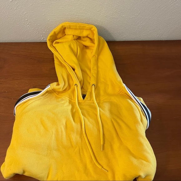 Zumiez Jackets & Blazers - ZUMIEZ YELLOW BLACK & WHITE STRIPPED HOOIDE WOMENS SIZE MEDIUM.